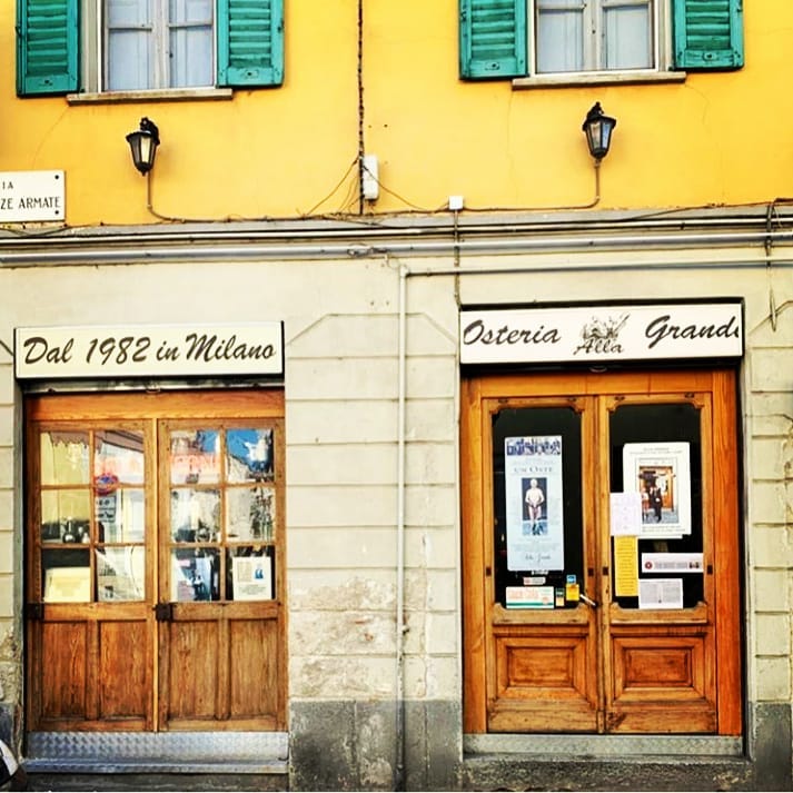 L'ingresso dell'Osteria Alla Grande in via delle Forze Armate, Baggio Milano