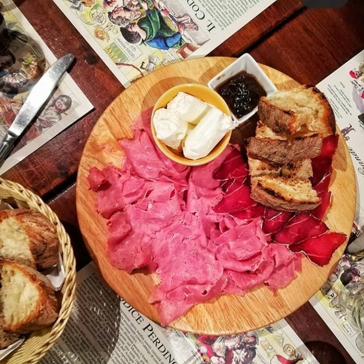 Tagliere con prosciutto d'oca, slinzega della Valtellina, caprino e pane tostato